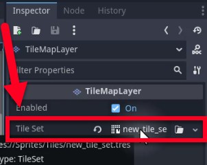Al panell Inspector de Godot, el node TileMapLayer està seleccionat i s'està assignant la seva propietat "Tile Set": una fletxa vermella apunta al camp desplegable que mostra "new_tile_set.tres", que indica que aquest recurs TileSet desat s'ha enllaçat a la capa; la icona de la carpeta adjacent suggereix l'opció de navegar o gestionar el fitxer de conjunt de fitxes, mentre que el camí "res://Sprites/Tiles/new_tile_set.tres" confirma la seva ubicació al directori d'actius del projecte, completant la configuració necessària per començar a pintar fitxes al mapa.