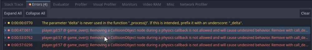 La imatge mostra la consola del depurador de Godot que mostra quatre missatges d'error de player.gd a les 0:00:57, tots indicant: "Eliminar un node CollisionObject durant una devolució de trucada física no està permès i provocarà un comportament no desitjat. Elimina amb call_deferred()". Aquests errors es produeixen durant la funció game_over(), que intenta eliminar nodes mentre la física està activa, una violació de les regles de Godot. El missatge superior també assenyala un paràmetre "delta" no utilitzat a _process(), cosa que suggereix que hauria d'anar prefixat amb un guió baix si és intencionat. Aquesta sortida es relaciona directament amb la implementació de la lliçó de game_over(), on la recàrrega de l'escena pot desencadenar inadvertidament l'eliminació de nodes durant les devolucions de trucada de la física, requerint una correcció mitjançant call_deferred().
