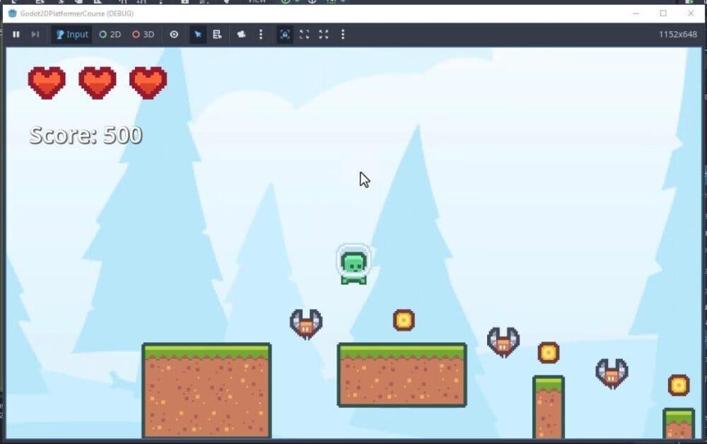 Aquesta imatge mostra la vista dins del joc d'un joc de plataformes en 2D durant la depuració, mostrant els elements de la interfície d'usuari completats de la lliçó: tres icones de cor de pixel-art disposades horitzontalment a la cantonada superior esquerra, que representen la salut del jugador, i a sota, el text "Puntuació: 500" representat mitjançant un node d'etiqueta, tots dos situats en un CanvasLayer sense importar el moviment de la càmera a la pantalla. El món del joc visible a sota inclou un personatge de pell verda a l'aire, plataformes flotants amb tapes d'herba, monedes col·leccionables i enemics semblants a ratpenats contra un cel blau clar amb pins estilitzats, cosa que il·lustra que la interfície d'usuari superposa amb èxit el joc sense veure's afectada pel posicionament espacial de l'escena.