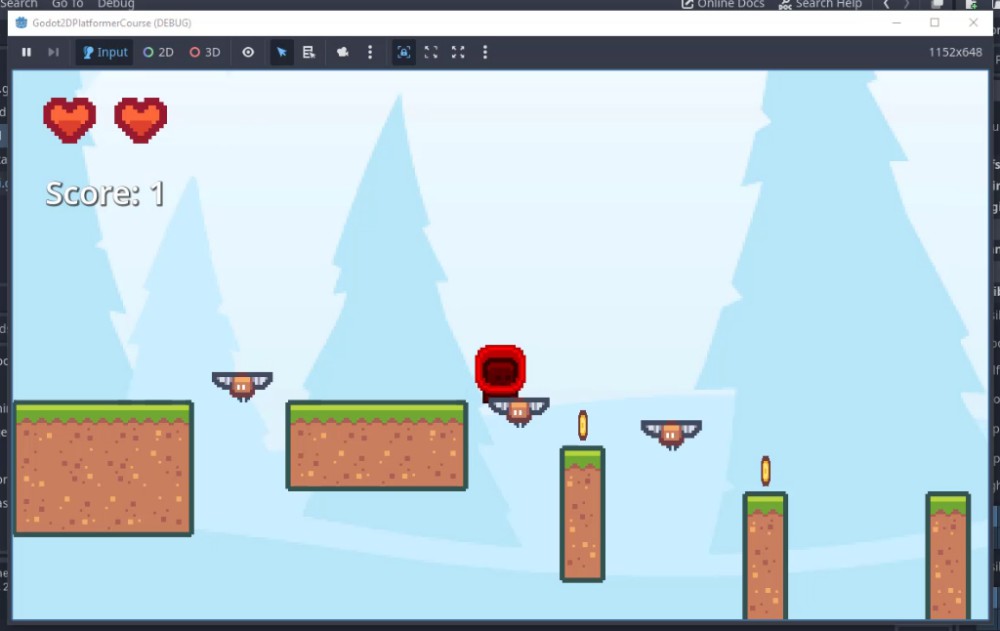 La imatge mostra un joc de plataformes en 2D Godot en mode de depuració, que il·lustra l'efecte de flaix de danys que es parla a la lliçó: el personatge del jugador (un quadrat vermell) parpelleja visiblement en vermell després de patir danys, mentre que dues icones de cor i "Puntuació: 1" apareixen a la cantonada superior esquerra. L'escena inclou plataformes flotants, enemics amb ales i arbres de fons, però el focus visual clau és l'esprit del jugador tenyit de vermell, que demostra l'efecte de la funció _damage_flash tal com es descriu al tutorial, on sprite.modulate s'estableix temporalment en Color.RED i després torna a Color.WHITE després d'un retard de 0,05 segons. No hi ha cap codi ni sortida de consola visible; la imatge serveix com a resultat visual de la implementació del sistema de retroalimentació de danys.