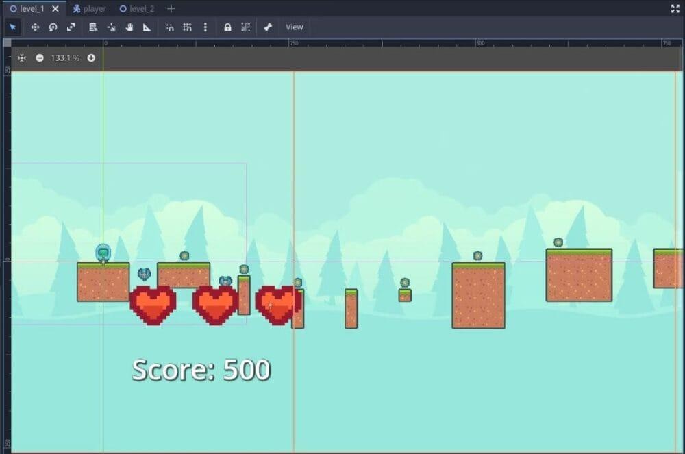 A la vista de l'escena en 2D de l'editor Godot de "level_2(*)" amb un zoom del 133,1%, es mostra el disseny de nivell completat amb temàtica del desert, que inclou plataformes d'art de píxels construïdes amb fitxes del desert, tres indicadors de salut en forma de cor situats per sobre d'una etiqueta de text "Puntuació: 500" i elements del joc que inclouen monedes i enemics col·locats pel terreny; Les línies de quadrícula visibles i els contorns de selecció indiquen l'edició activa o la revisió final de les posicions dels nodes dins de l'escena, confirmant la duplicació i modificació correcta del Nivell 1 en un Nivell 2 diferent amb un nou disseny de mapa de mosaics i col·locació d'elements del joc tal com es descriu a la lliçó.